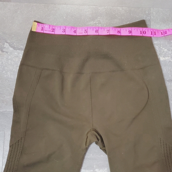 Lululemon High Rise Crop Olive Green Leggings. 16" Inseam. Size 8 (3 bars). - Picture 2 of 7